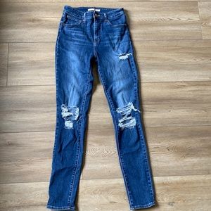 Levi’s 721 High Rise Skinny Jeans ripped 26